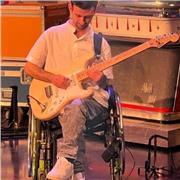 Chitarrista con esperienza pluridecennale da lezioni in presenza (entro il comune di Roma) e online di: musica & chitarra